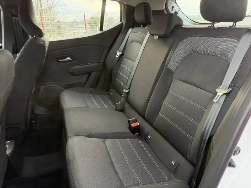 Vue intérieure côté droit des sièges arrière en tissu noir de la Dacia Sandero 2025, version 1.0 TCe Expression.