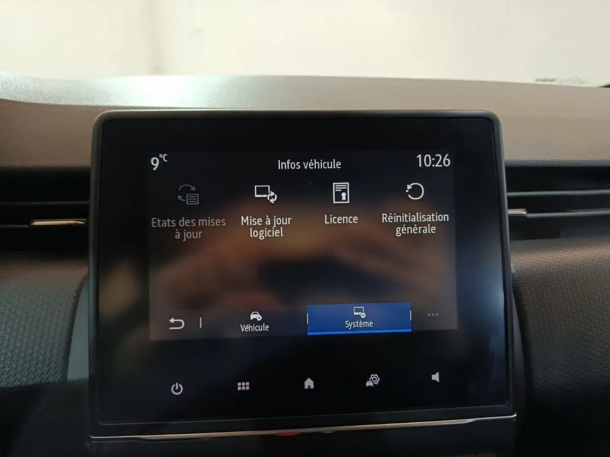 Écran tactile central de la Renault Clio gris clair 2023 affichant les options de mise à jour logiciel.