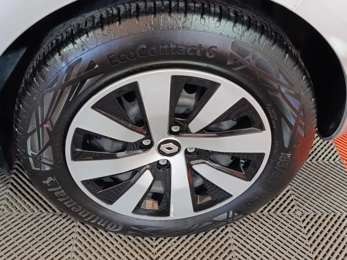 Gros plan sur la roue avant droite de la Renault Clio gris clair 2023 avec jante alliage au design moderne.