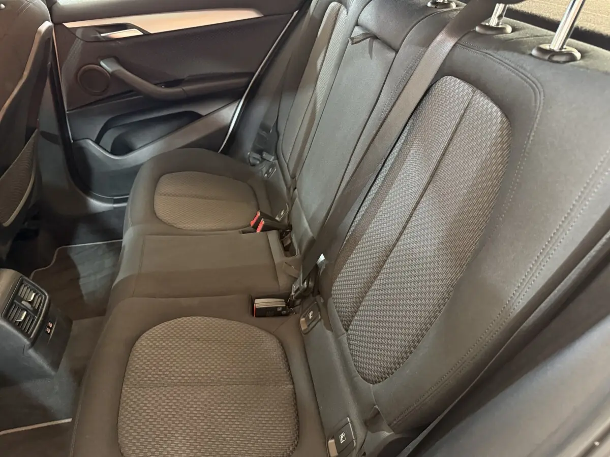 Vue intérieure côté droit des sièges arrière noirs en tissu du BMW X2 sDrive18i Lounge 2023.