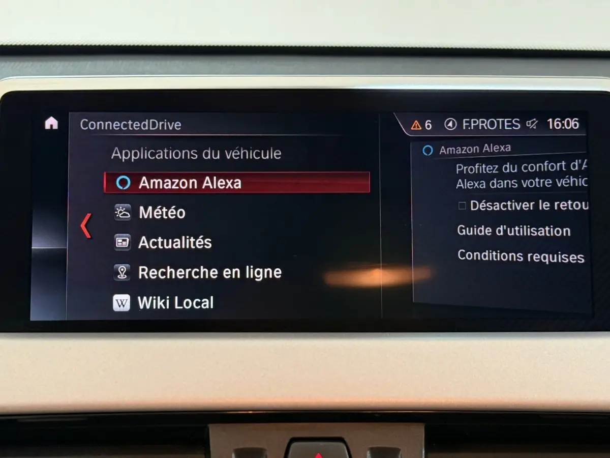 Écran central du BMW X2 sDrive18i 2023 affichant les applications connectées, dont Amazon Alexa, en interface claire.