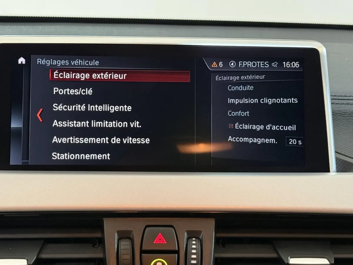 Écran central du tableau de bord BMW X2 sDrive18i 2023 montrant les réglages d’éclairage extérieur.