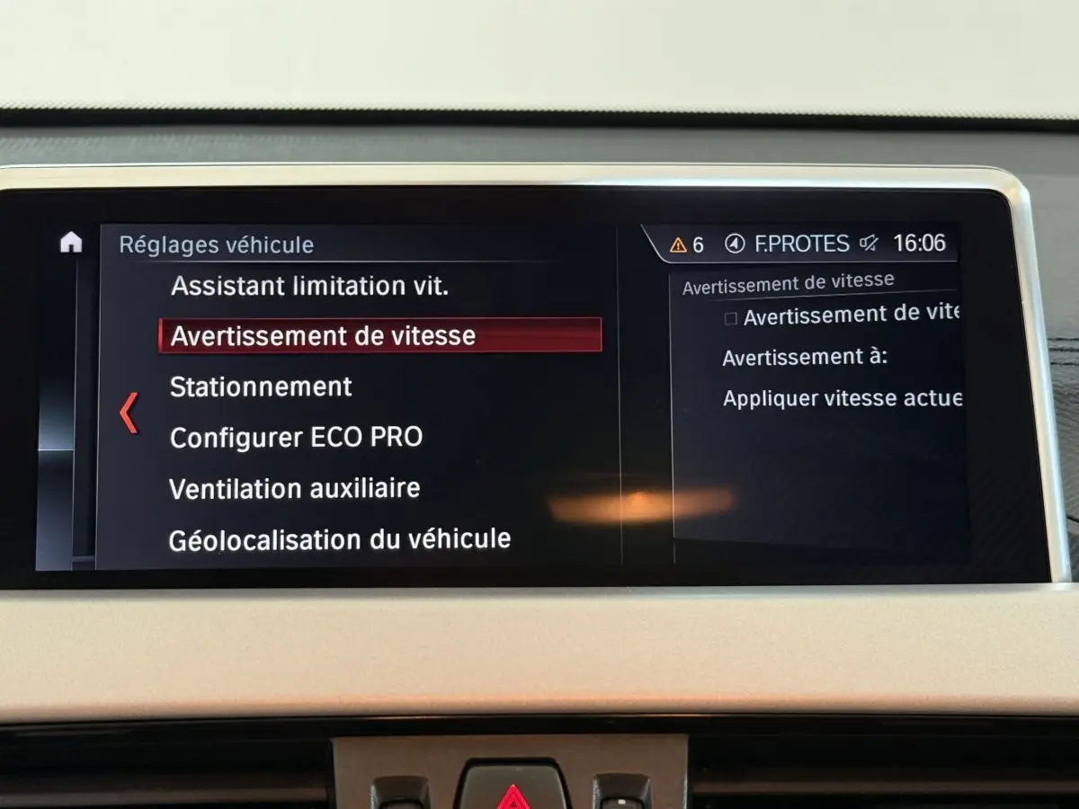 Écran central du tableau de bord BMW X2 sDrive18i 2023 affichant les réglages du véhicule en mode menu.