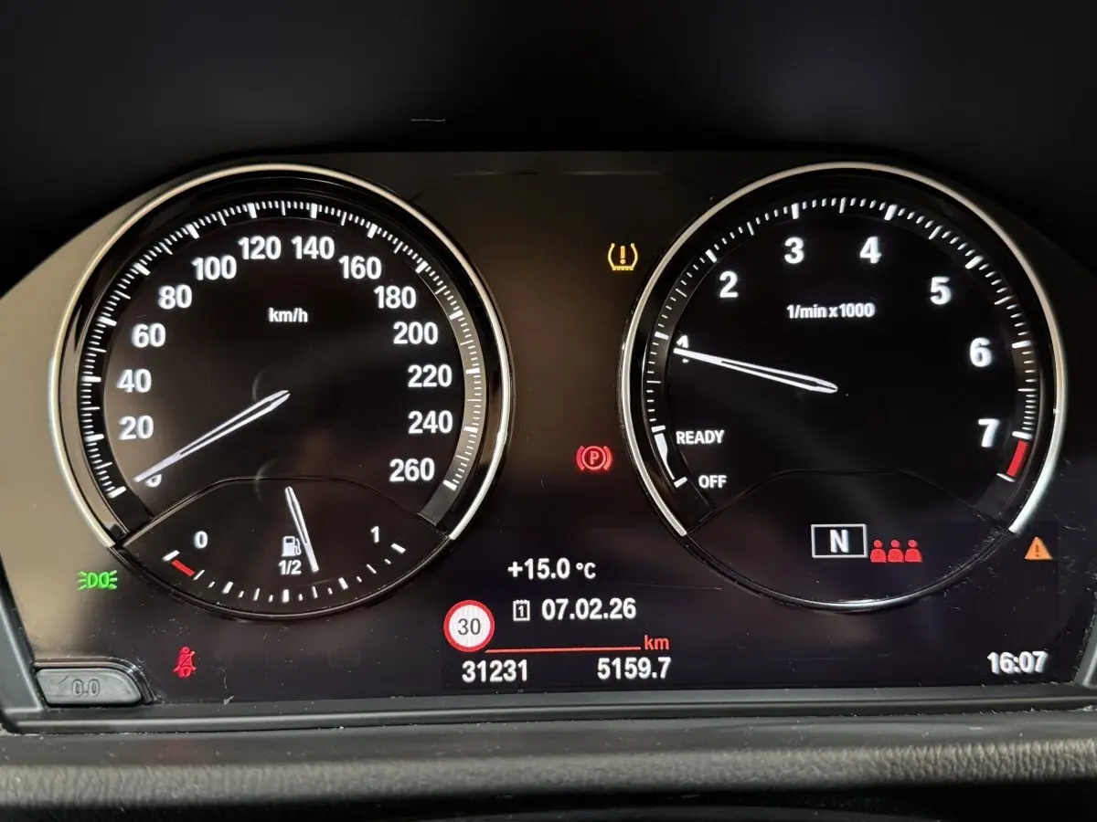 Tableau de bord numérique BMW X2 sDrive18i 2023 affichant vitesse, compte-tours et alertes au centre.