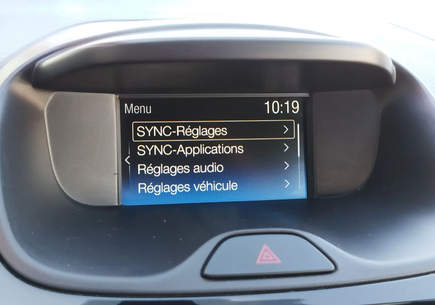 Écran central du tableau de bord du Ford KA+ 2020 affichant le menu SYNC avec les réglages du véhicule.