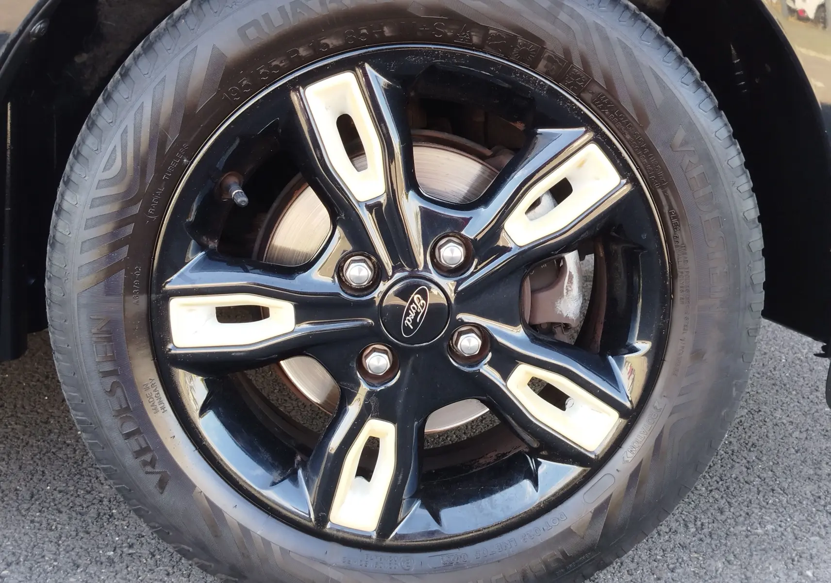 Gros plan sur la jante noire et beige bi-ton de la Ford KA+ 2020, mettant en valeur le logo central Ford.