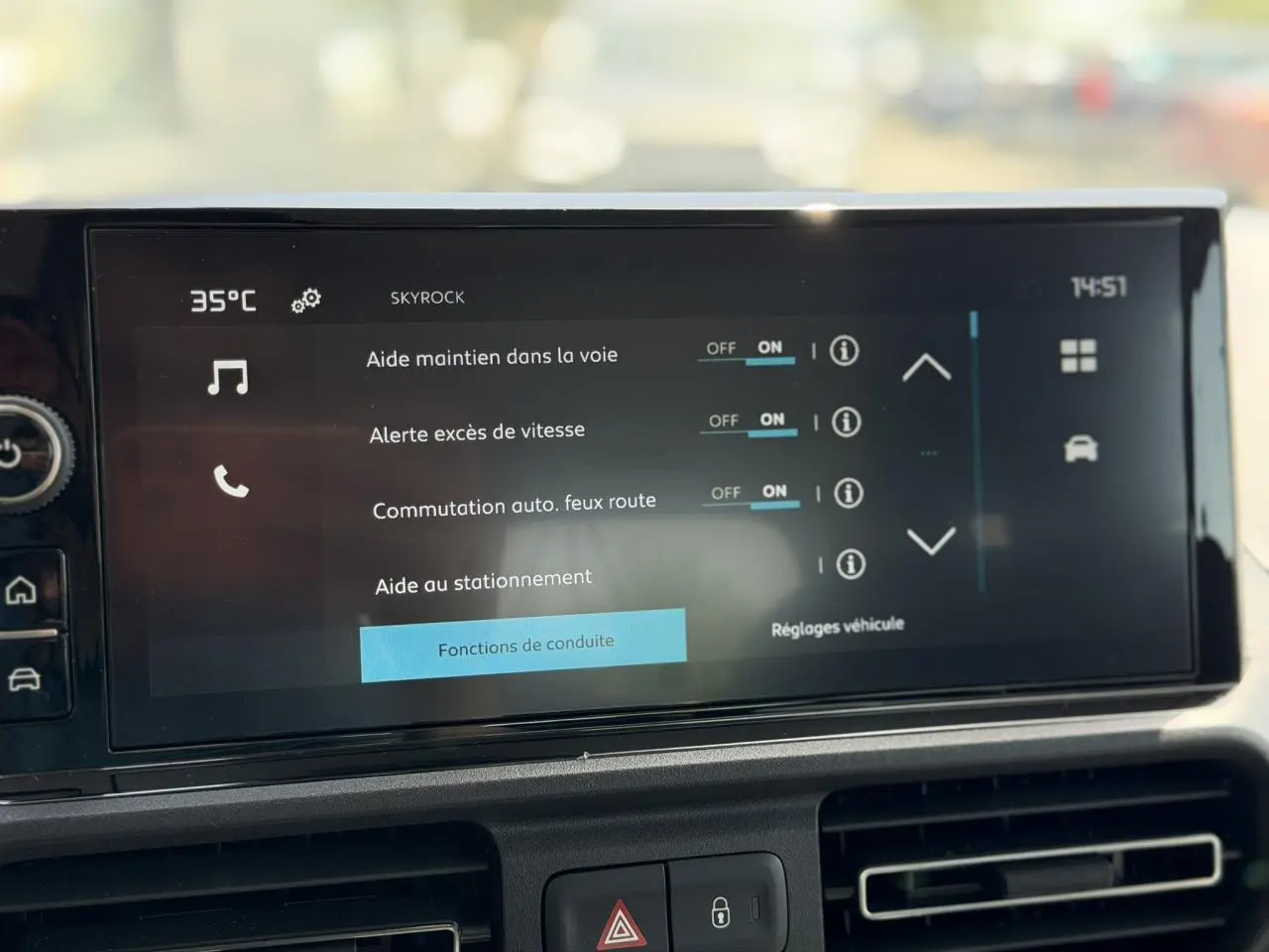 Écran tactile central du Citroën Berlingo ë-136 2025 affichant les aides à la conduite activées.