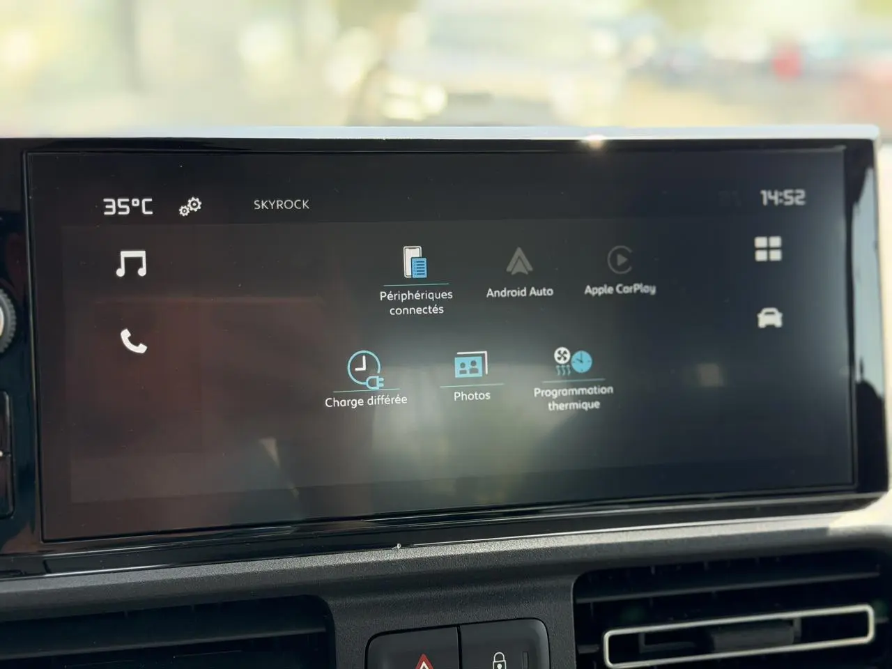 Écran tactile 10 pouces du tableau de bord du Citroën Berlingo ë-136, affichant les options connectées.
