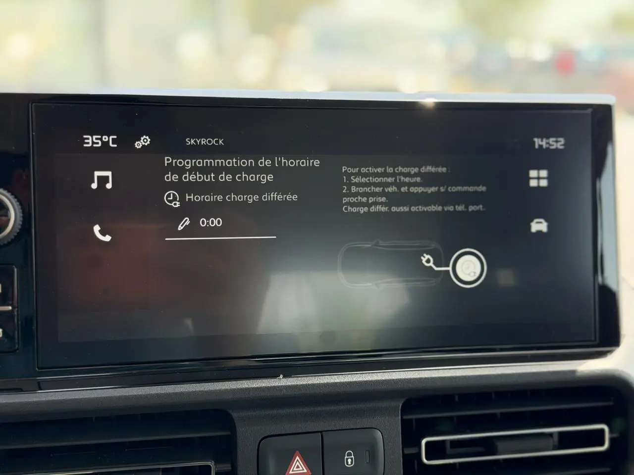 Écran tactile intérieur du Citroën Berlingo ë-136 gris Artense affichant la programmation de charge différée.