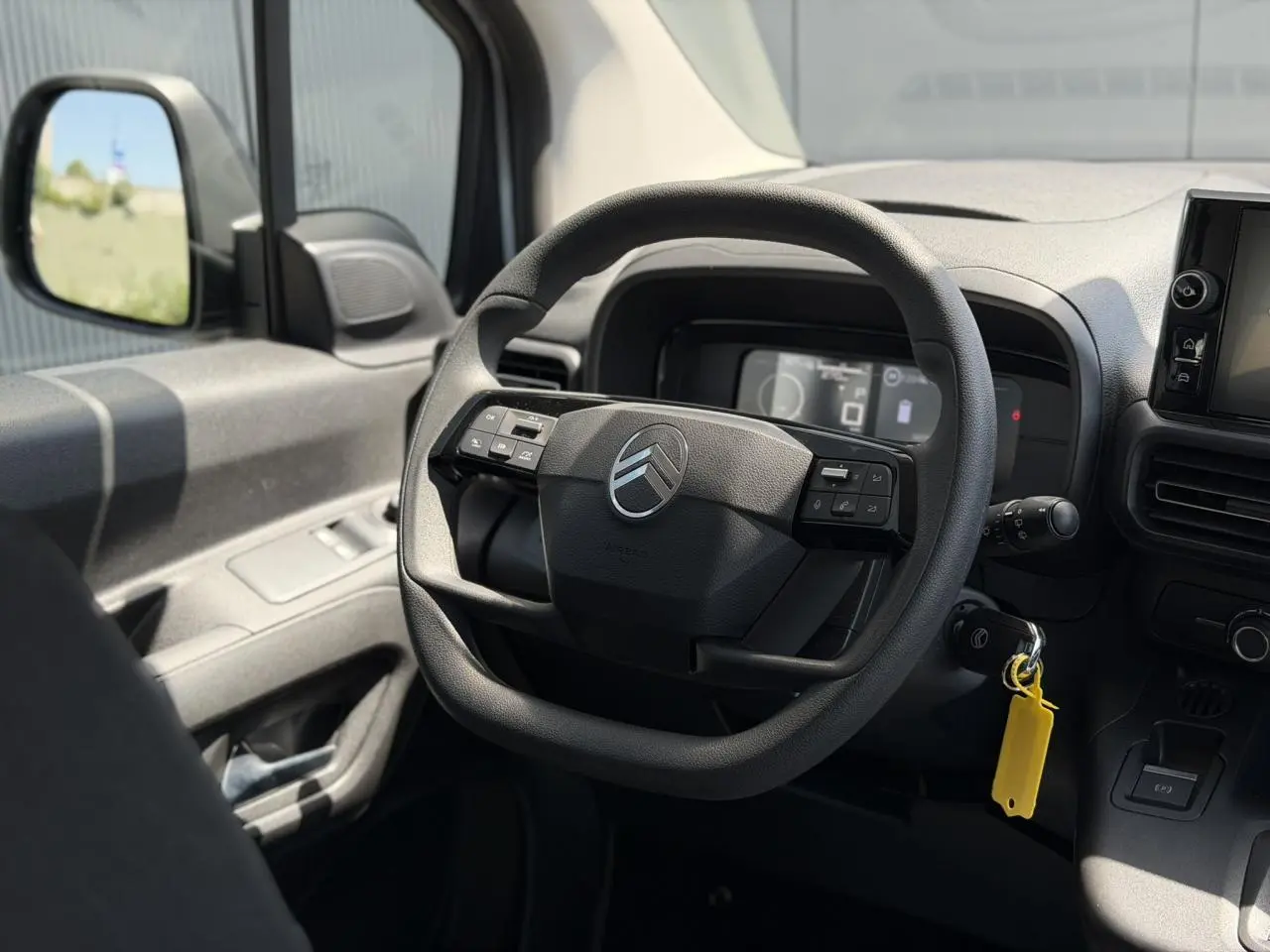 Vue intérieure du volant multifonction et tableau de bord du Citroën Berlingo ë-136 2025, ambiance Urban Grey.
