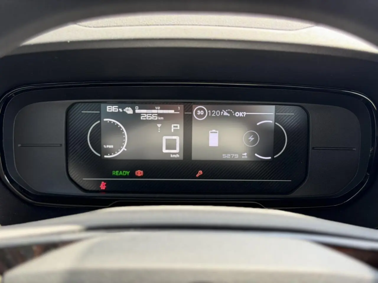 Tableau de bord numérique du Citroën Berlingo ë-136 54kWh, affichage de l'autonomie et de la vitesse en mode électrique.