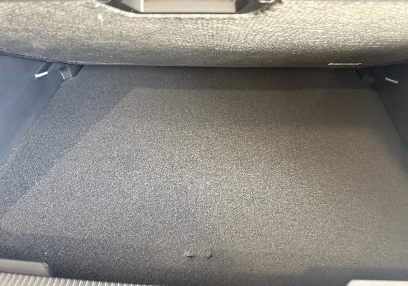 Coffre vide de la Peugeot 2008 1.2 PureTech 130ch GT 2025, vue intérieure depuis l'ouverture arrière.