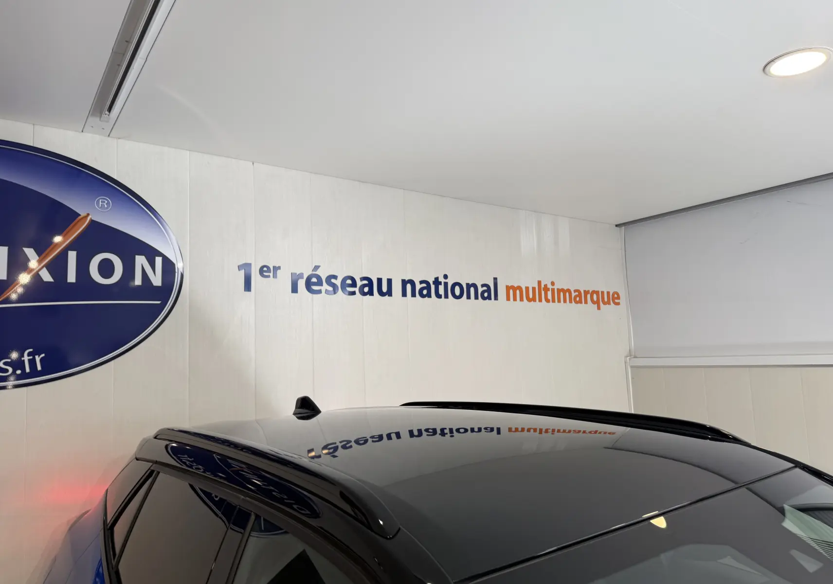 Toit noir brillant du Peugeot 2008 2025 bleu Vertigo, vue partielle en intérieur avec antenne requin.