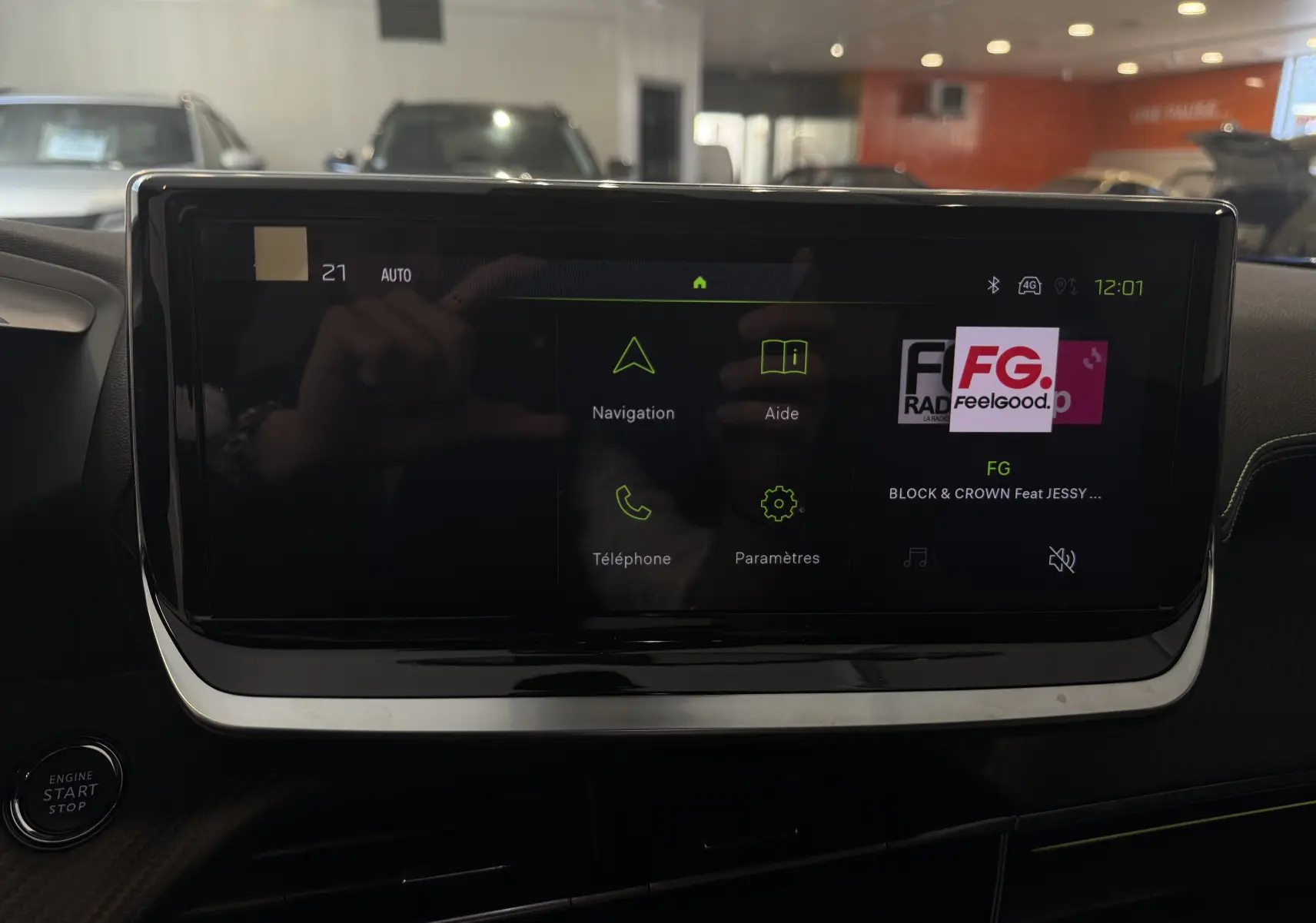 Écran tactile central du Peugeot 2008 2025 affichant navigation, téléphone et radio dans un intérieur moderne noir.