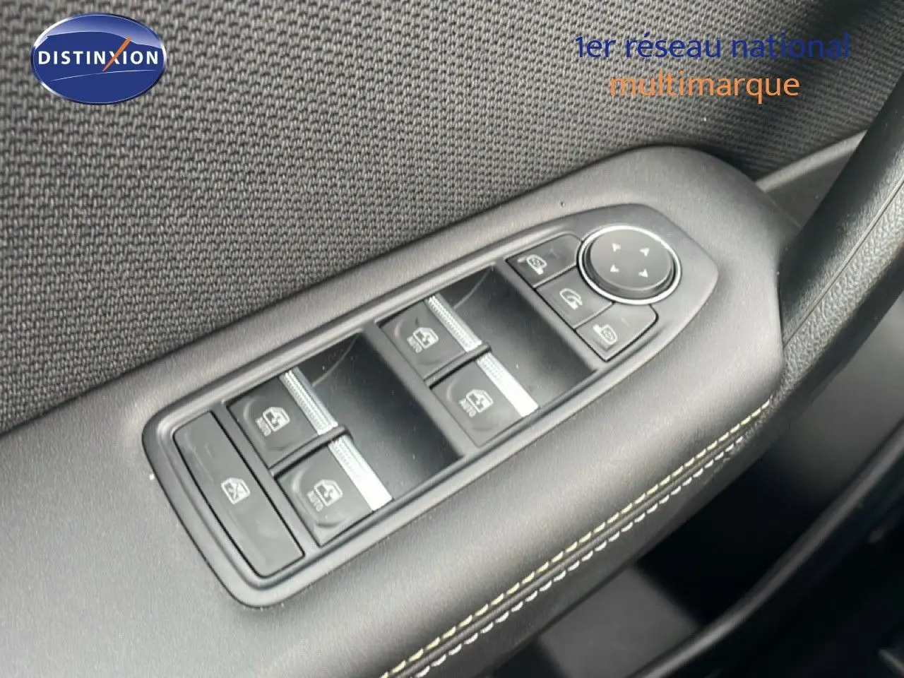 Panneau de commandes des vitres électriques et rétroviseurs sur la porte côté conducteur d'une Renault Symbioz noire.