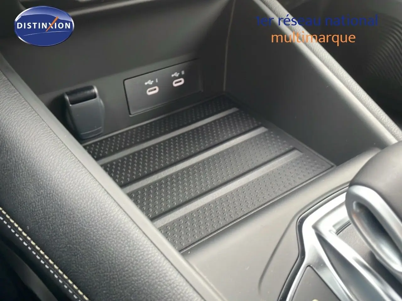 Gros plan sur la console centrale noire avec deux ports USB-C et le levier de vitesses d'une Renault Symbioz 2025.