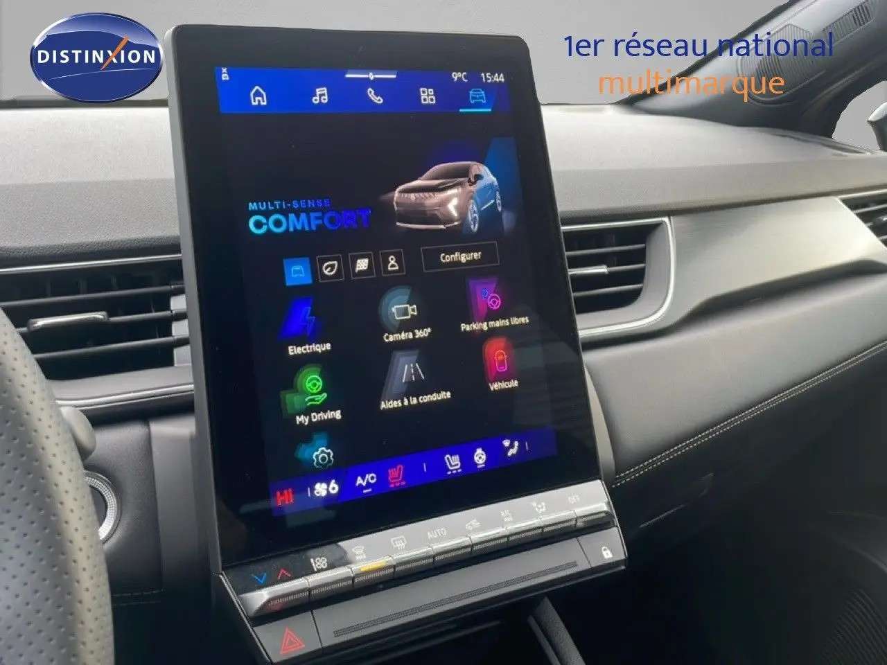 Vue intérieure centrée sur l'écran tactile vertical du tableau de bord du Renault Symbioz noir étoile métal 2025.
