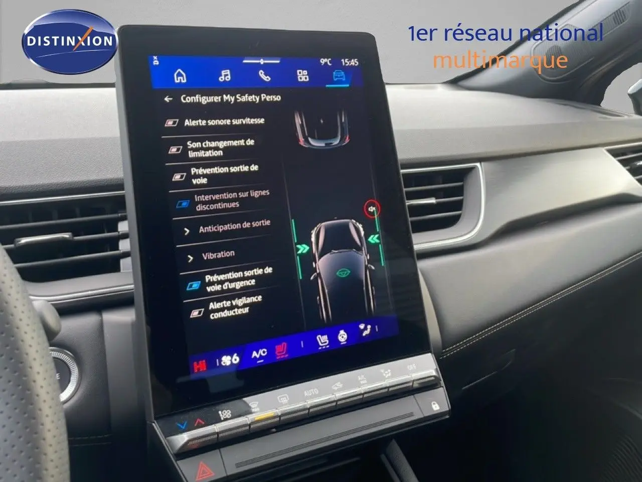 Écran tactile central affichant les réglages de sécurité du Renault Symbioz 2025, intérieur moderne noir.