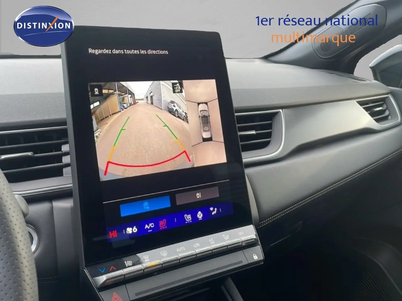 Intérieur du Renault Symbioz 2025 noir étoile métal, vue sur la console centrale avec écran tactile affichant la caméra de recul.