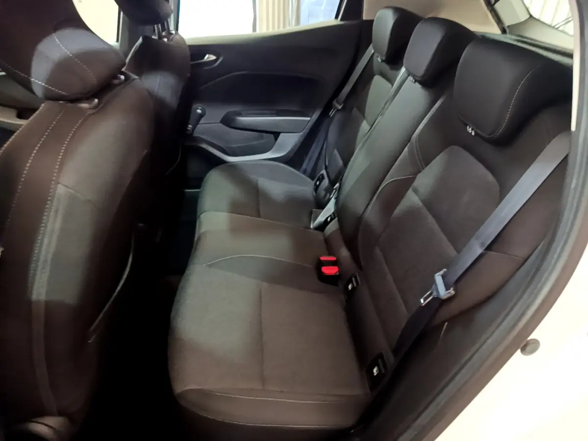 Vue intérieure côté droit des sièges arrière noirs d'une Renault Clio Business TCe 90 blanche de 2021.