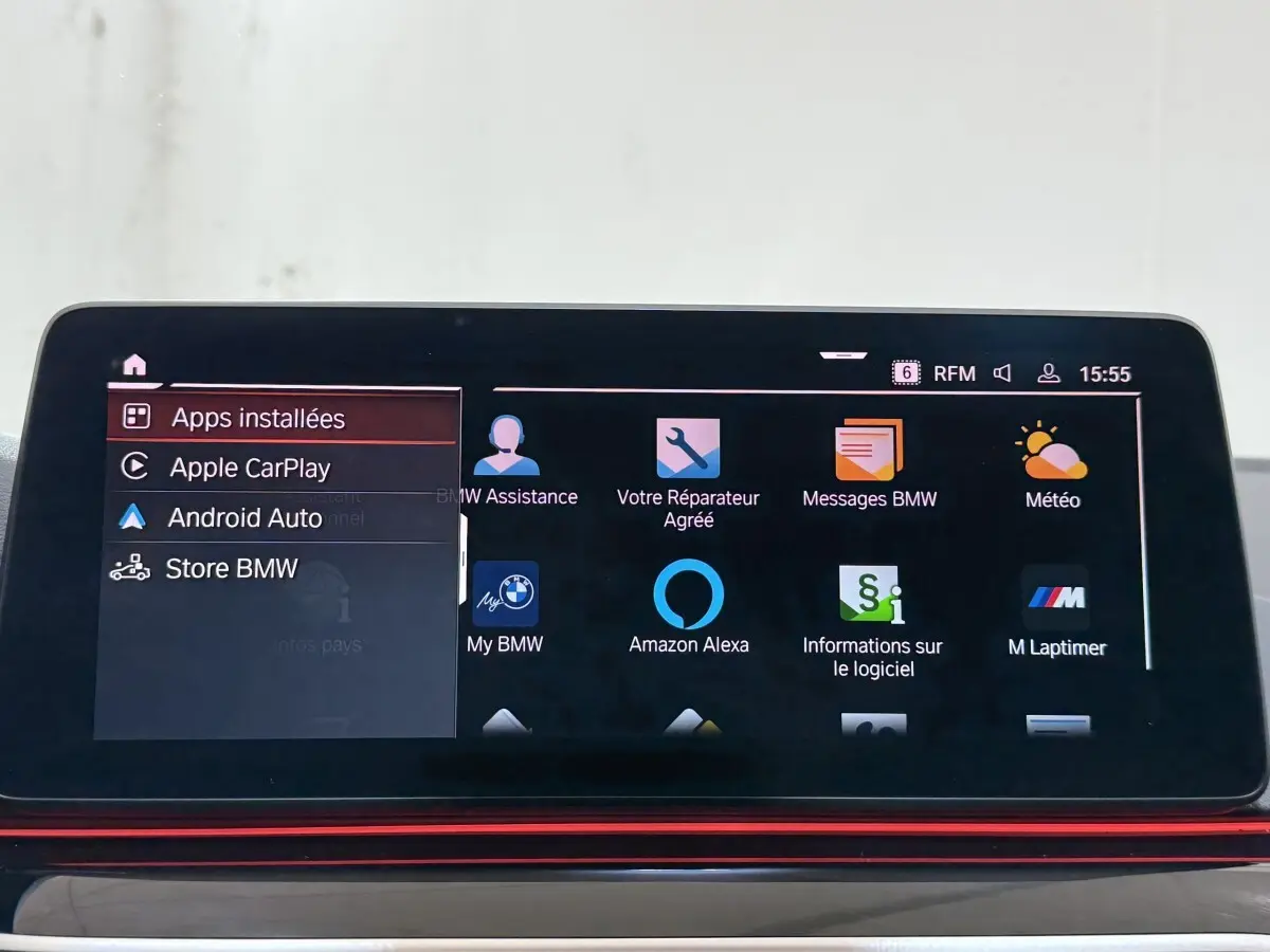 Écran tactile central de la BMW Série 5 Touring 520d M Sport 2023 affichant les applications connectées.