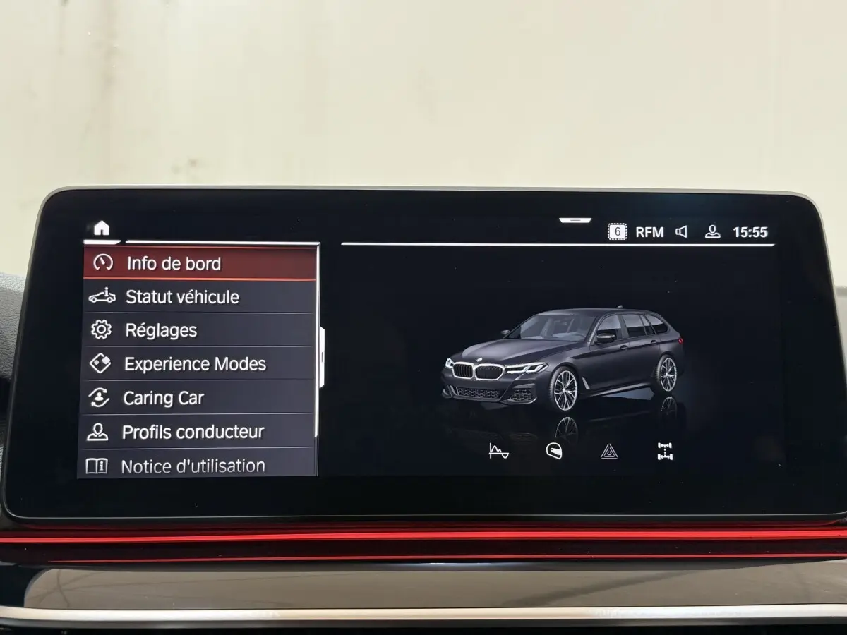 Écran tactile intérieur montrant une BMW Série 5 Touring noire en 3/4 avant droit avec menu de réglages.