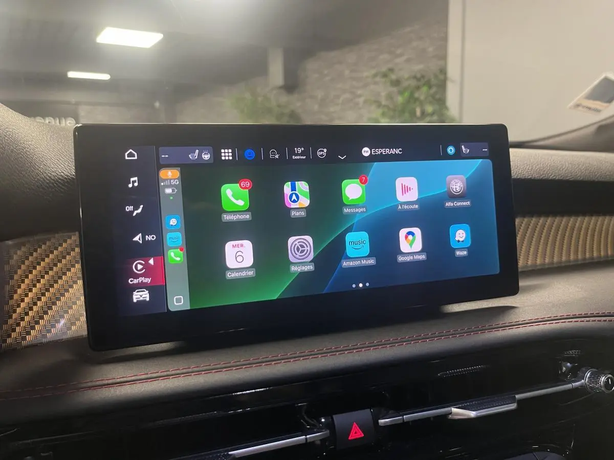 Écran tactile 10,2 pouces du tableau de bord de l'Alfa Romeo Tonale 2024 avec interface Apple CarPlay affichée.