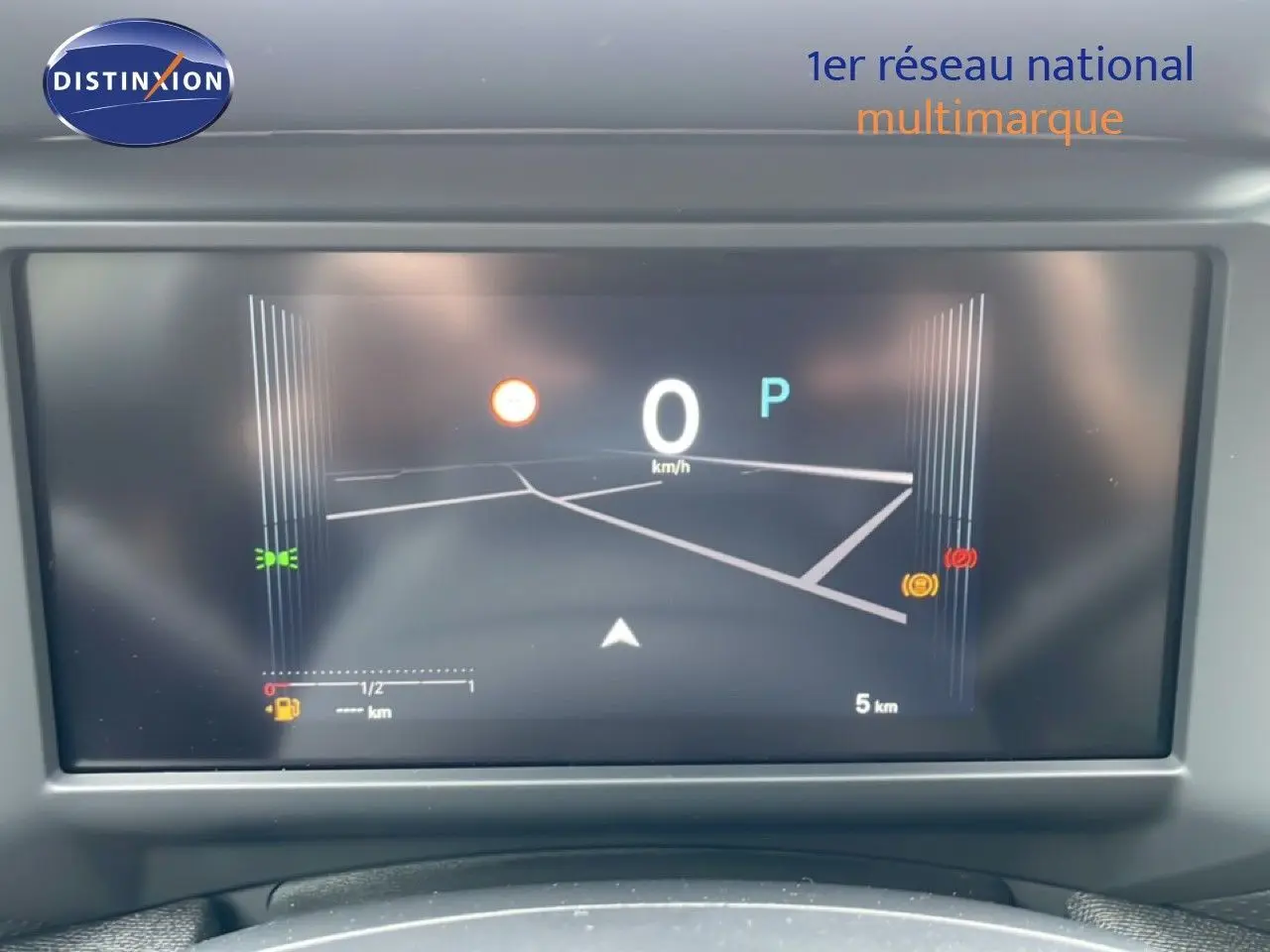 Affichage numérique du tableau de bord de la Citroën C4 PureTech 130ch, vue frontale sur l'écran de navigation.