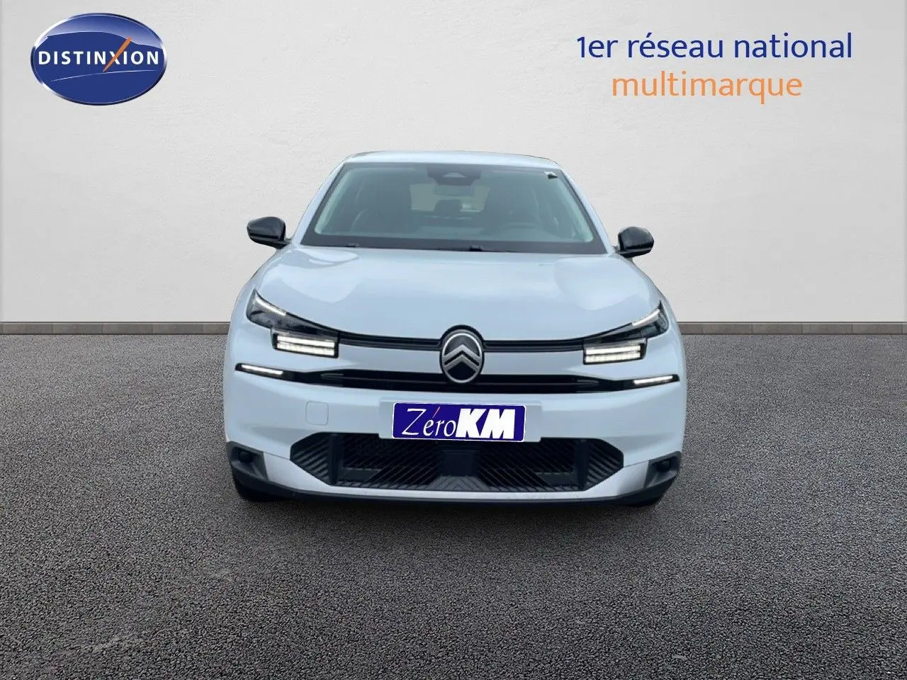 Vue frontale d'une Citroën C4 blanc métal avec phares LED distinctifs et calandre épurée.