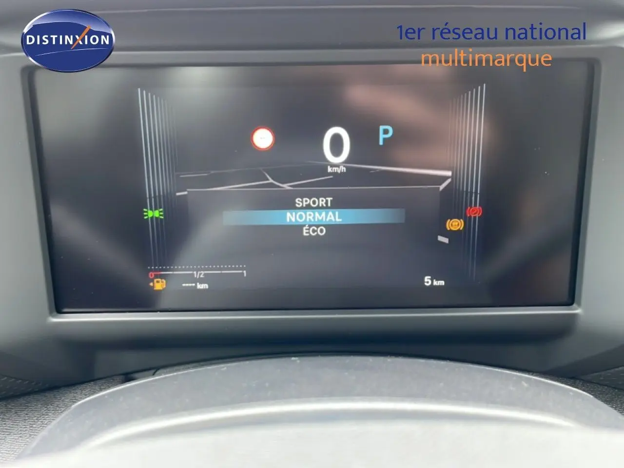 Affichage numérique du tableau de bord de la Citroën C4 PureTech 130ch, mode de conduite normal visible.