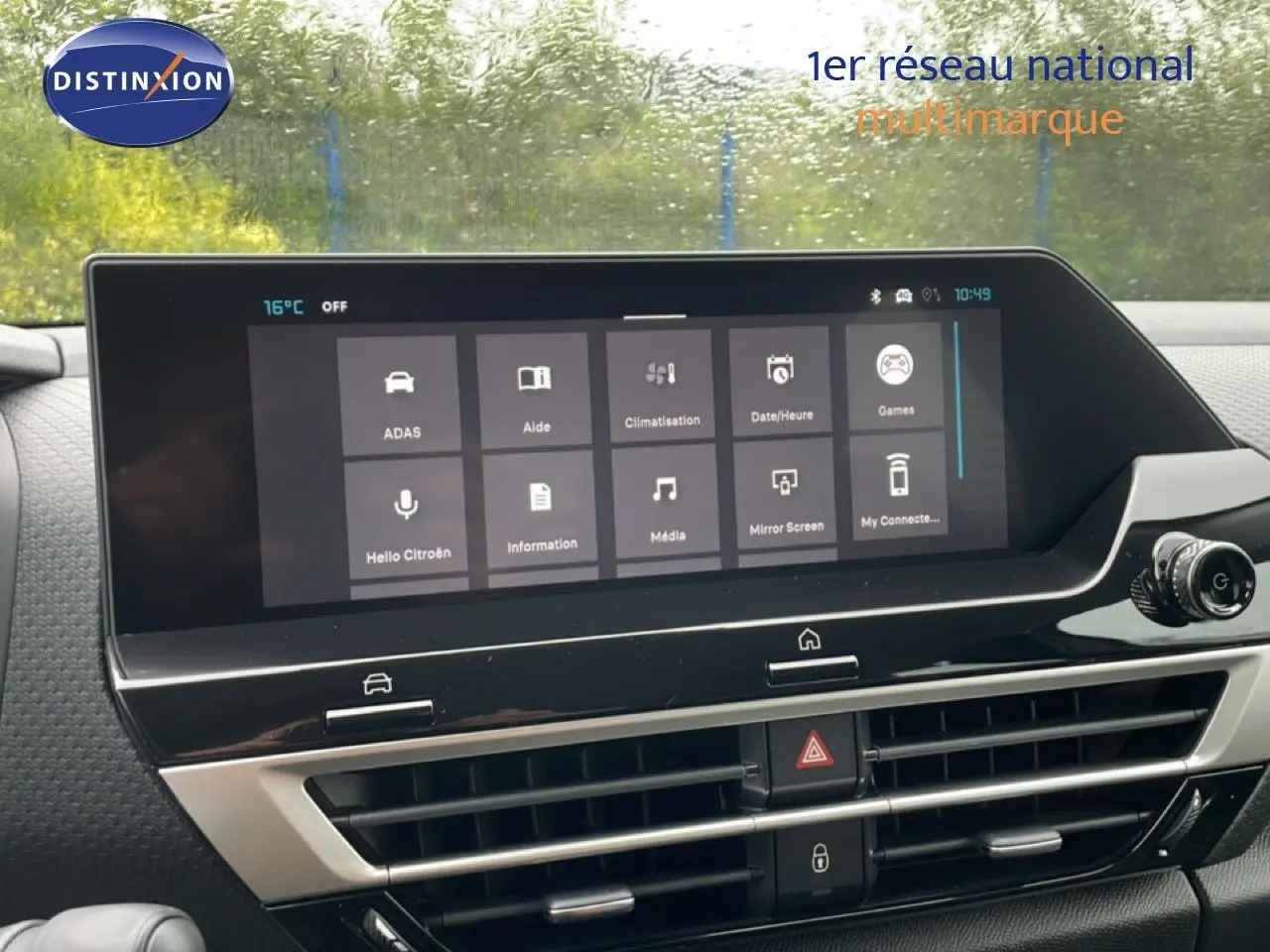 Écran tactile central de la Citroën C4 PureTech 130ch blanc métal, vue intérieure du tableau de bord moderne.