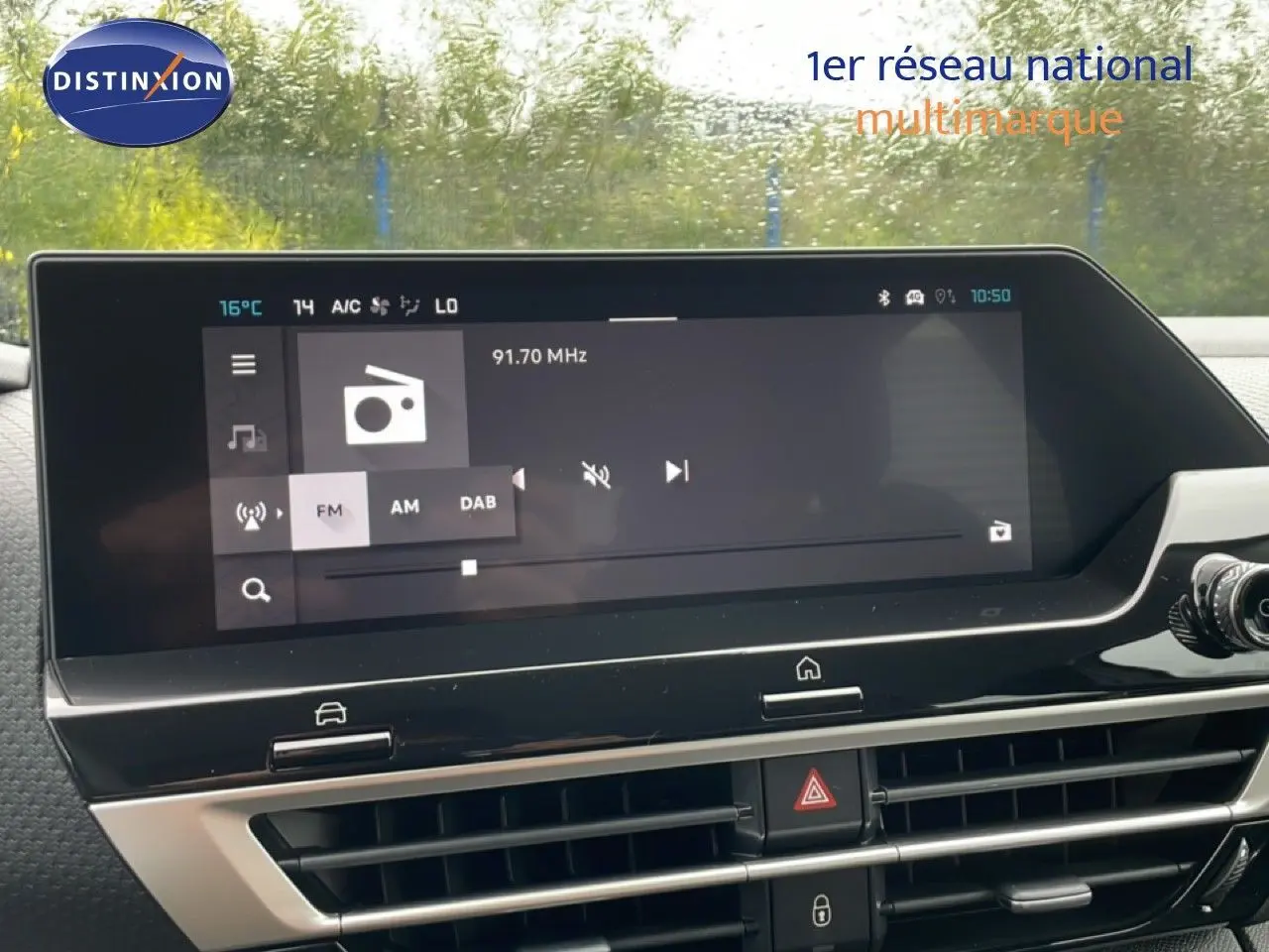 Vue intérieure centrée sur l'écran tactile du tableau de bord de la Citroën C4 PureTech 130ch blanc métal.