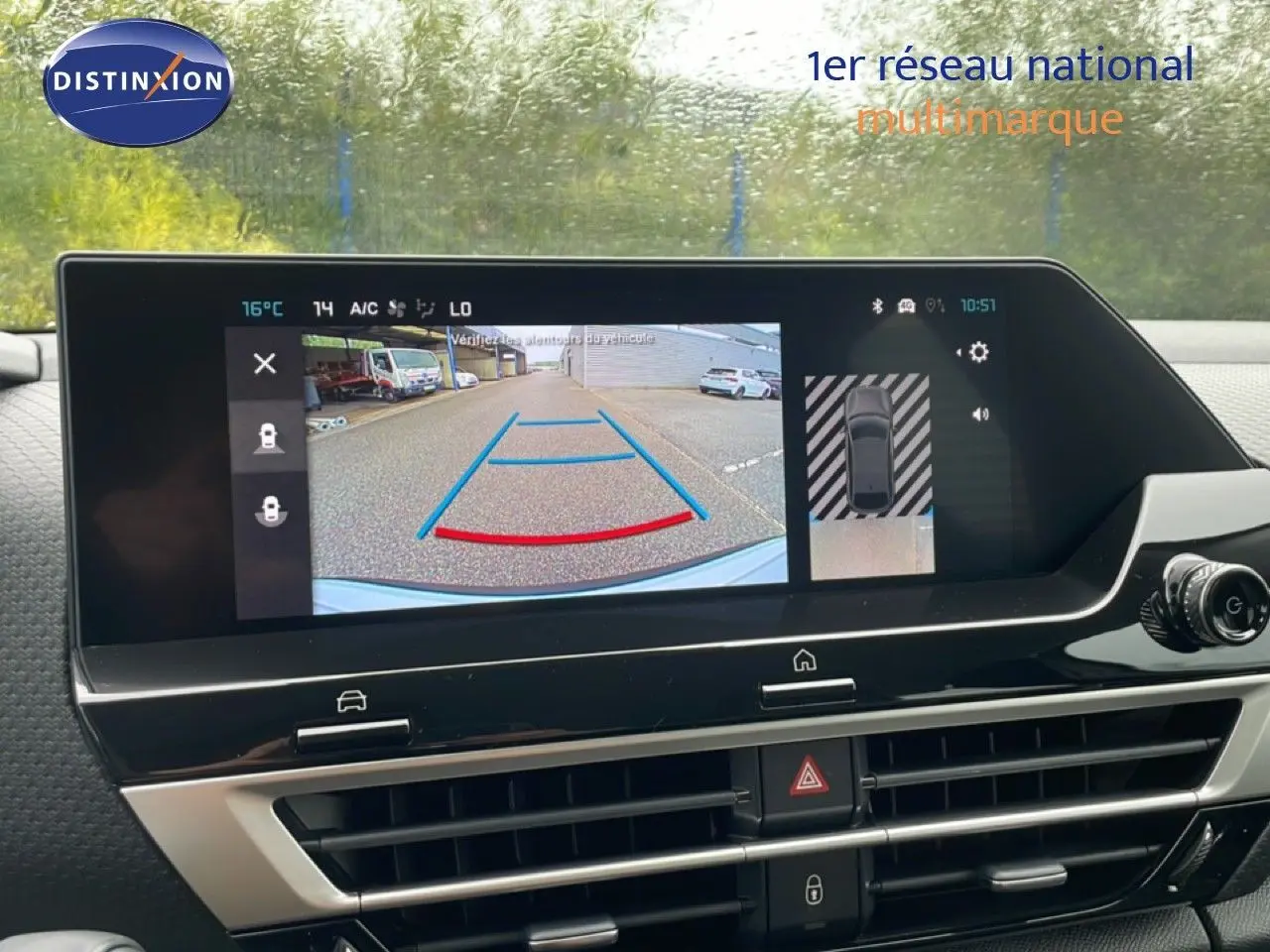 Écran central de la Citroën C4 blanc métal montrant la caméra de recul avec guidage et vue 360° intérieure.