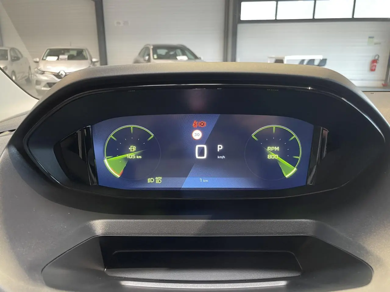 Vue rapprochée du combiné numérique 10 pouces du Peugeot Rifter 2026, affichage digital clair et moderne.