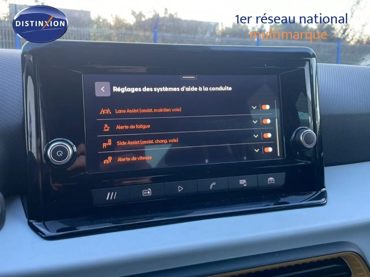 Écran tactile central du tableau de bord du SEAT Arona 2025 affichant les réglages d'aide à la conduite.