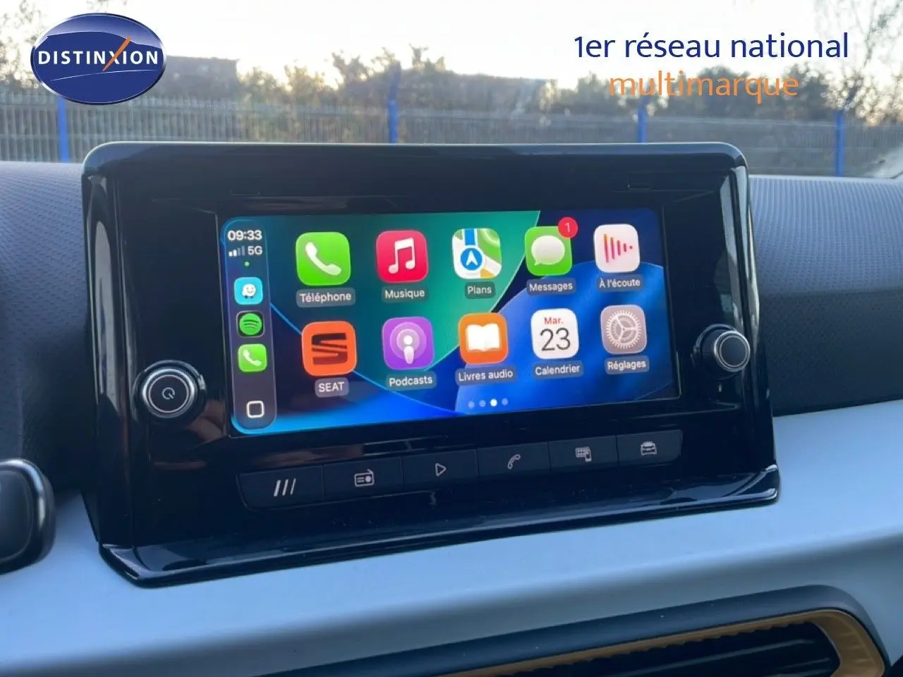 Écran tactile central avec interface Apple CarPlay dans l'habitacle d'une SEAT Arona blanche toit gris, vue de face.