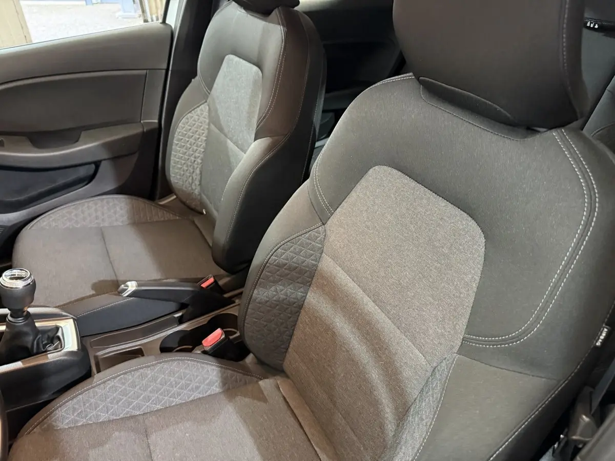 Vue intérieure rapprochée des sièges avant gris et de la boîte manuelle de la Renault Clio Business SCe 75 2020.
