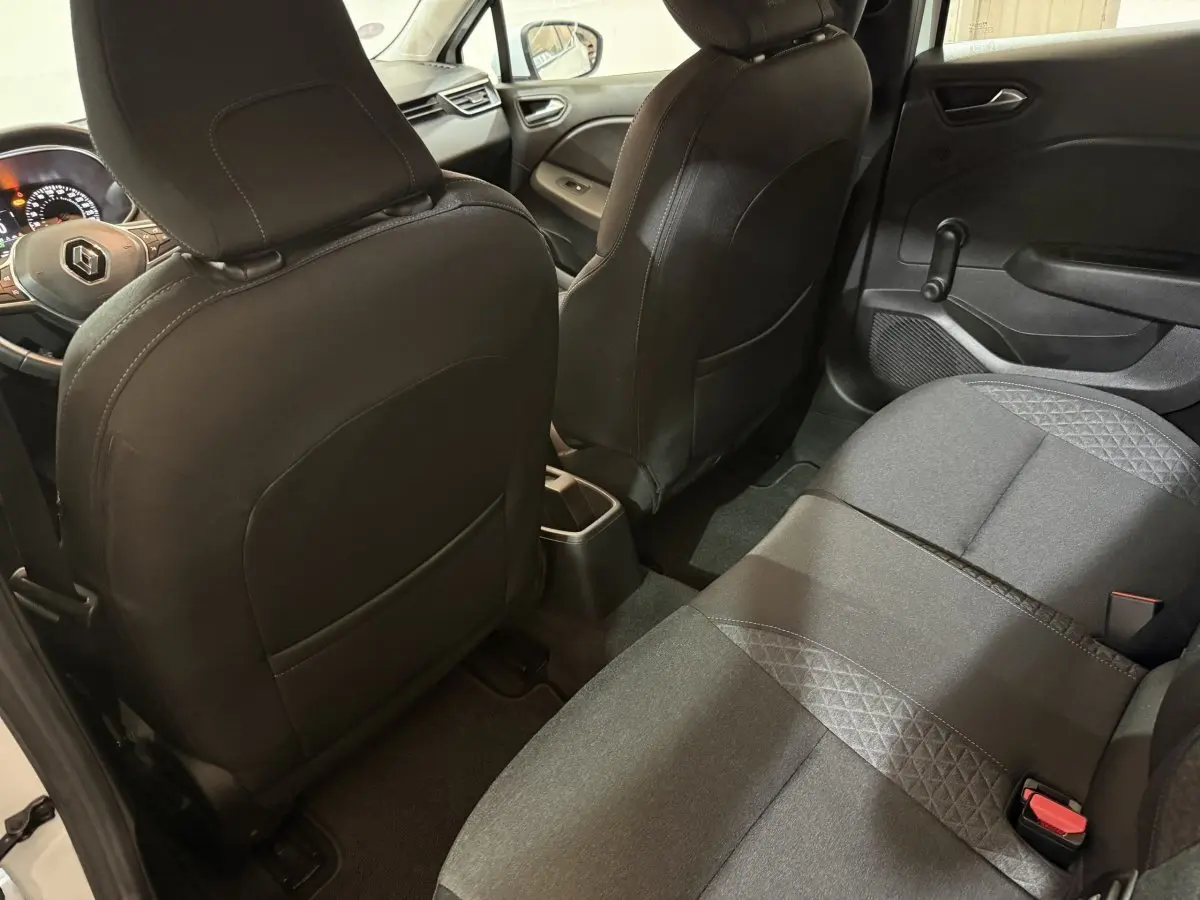Vue intérieure arrière de la Renault Clio Business 2020, sièges noirs et tissu gris avec motifs géométriques.
