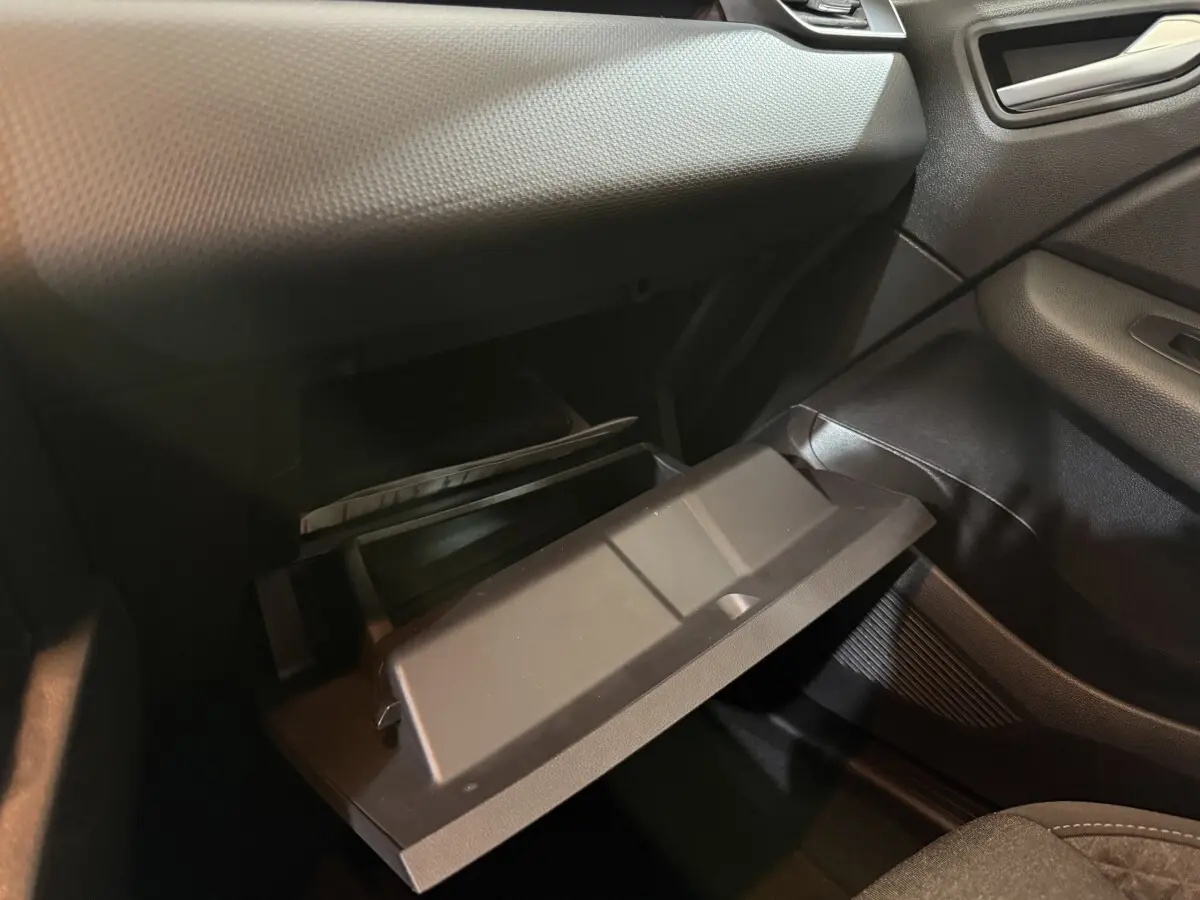 Vue intérieure côté passager de la boîte à gants ouverte dans une Renault Clio Business SCe 75 de 2020.