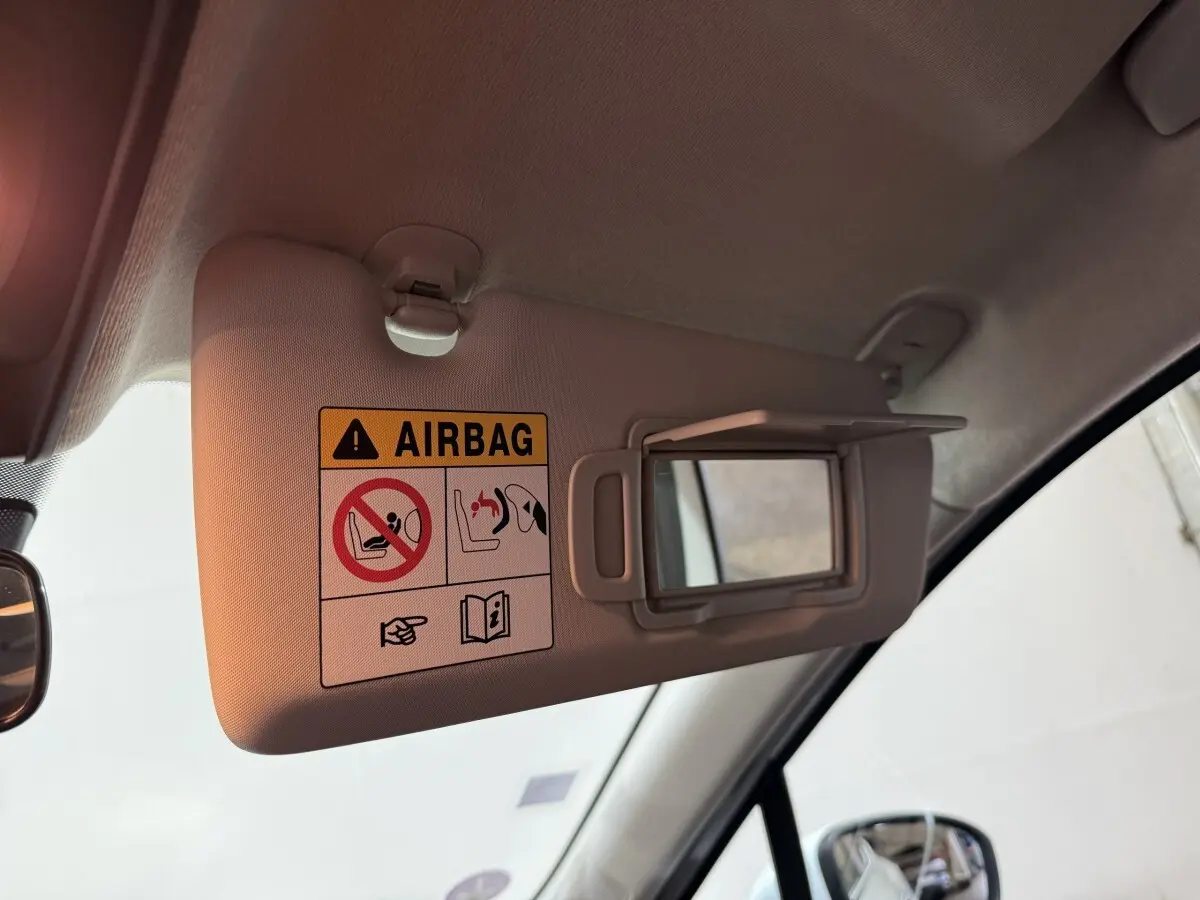 Vue intérieure du pare-soleil côté conducteur de la Renault Clio Business blanc avec miroir de courtoisie ouvert.