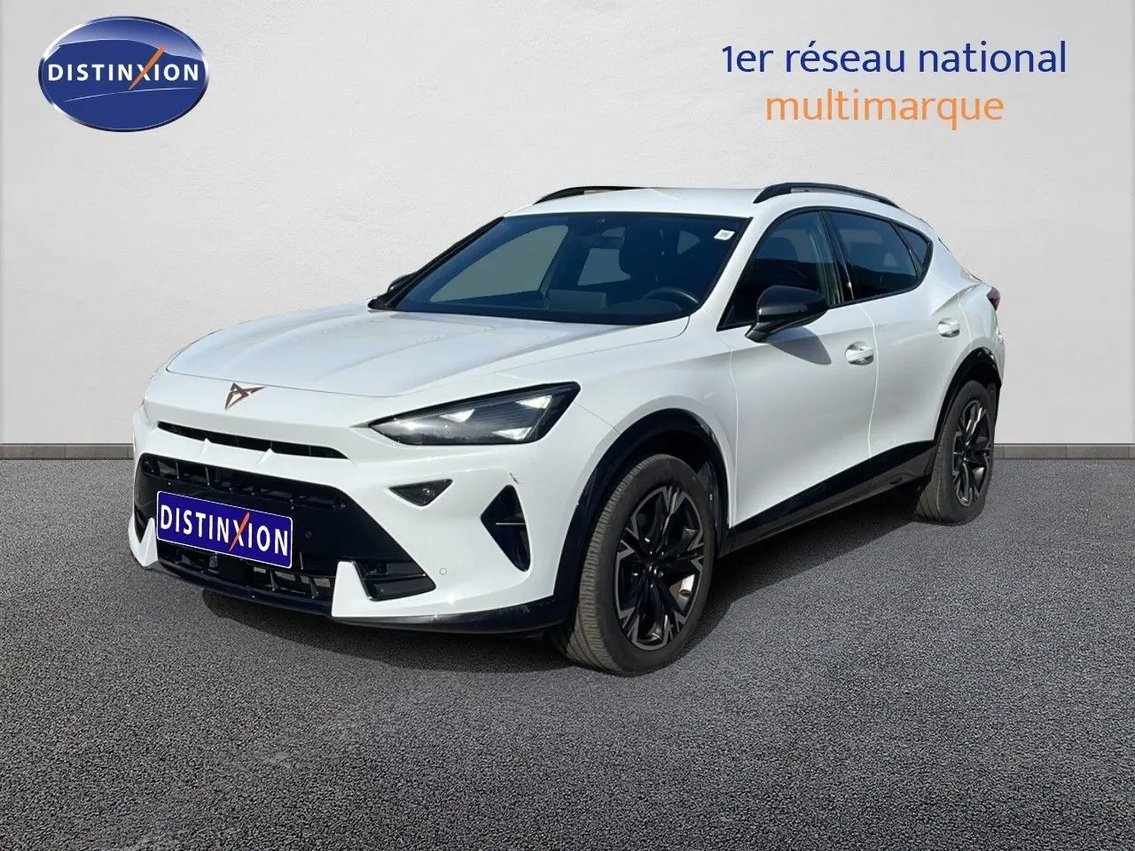 Vue 3/4 avant d'une CUPRA Formentor blanc neige métal avec jantes noires et détails noirs contrastants.