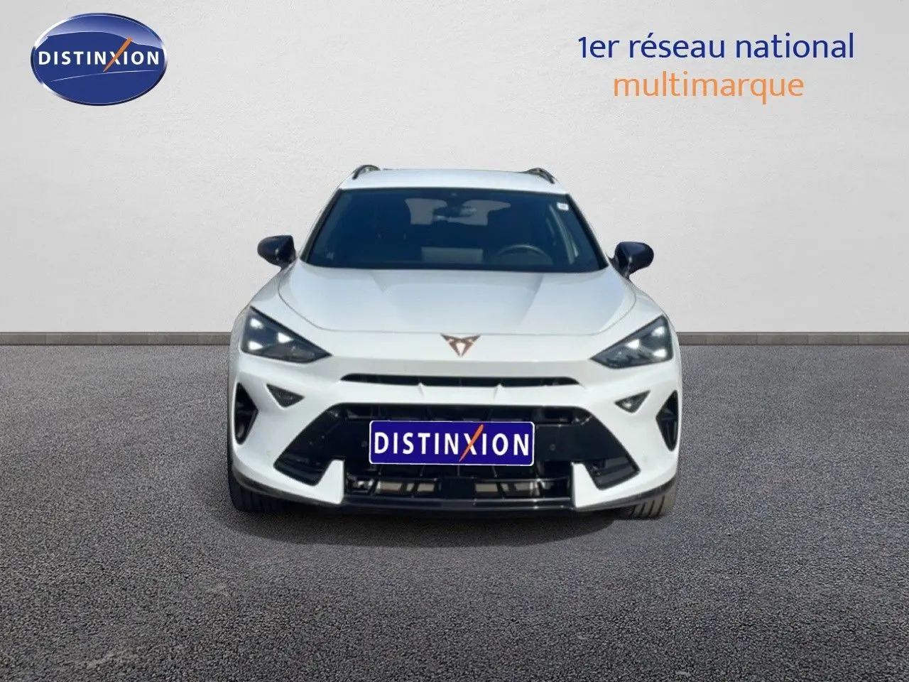 Vue frontale d'un CUPRA Formentor blanc neige métal 2025 avec calandre noire et phares LED distinctifs.