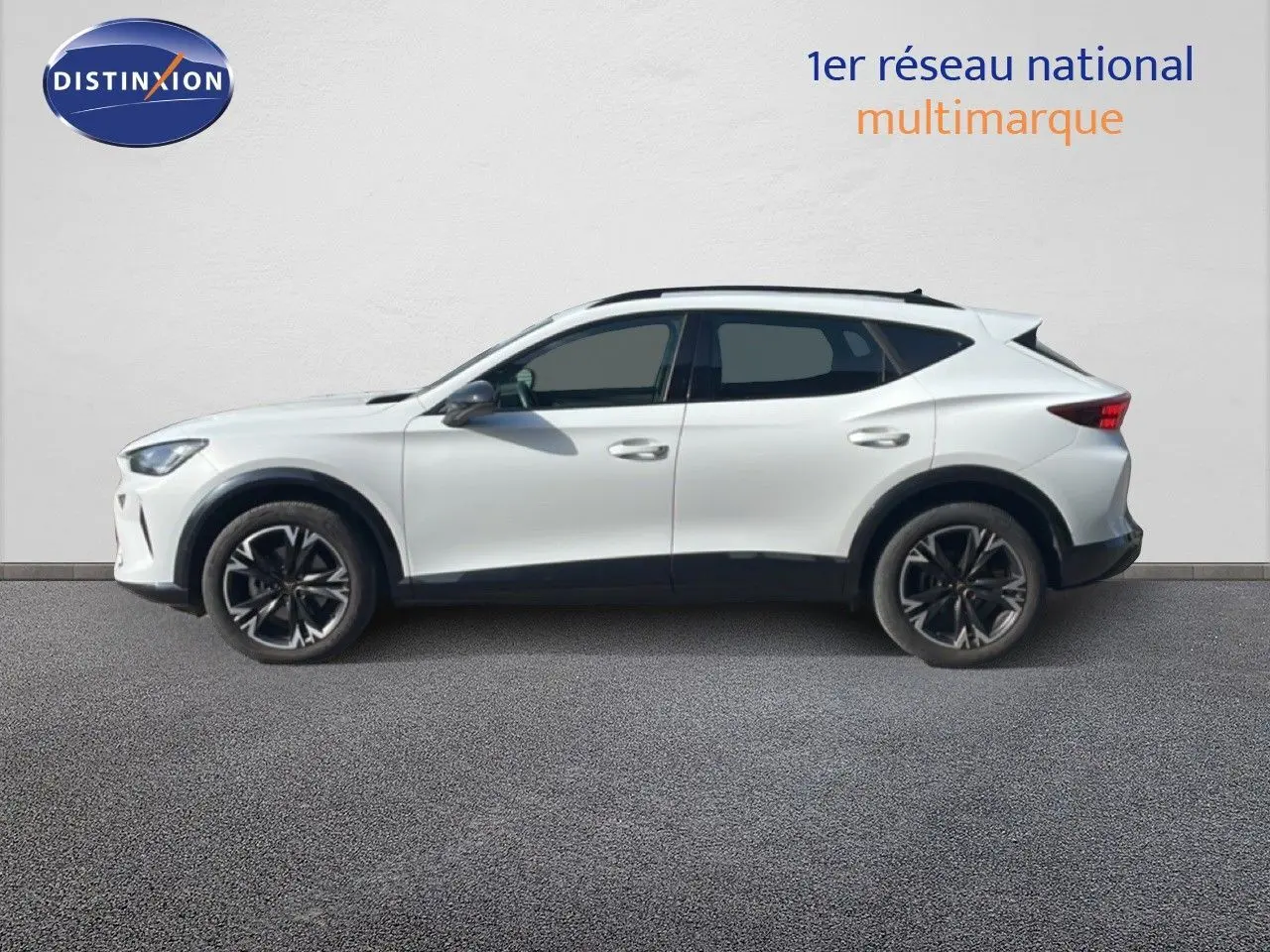 Vue latérale droite d’un SUV CUPRA Formentor blanc neige métal avec jantes noires et détails noirs contrastants.