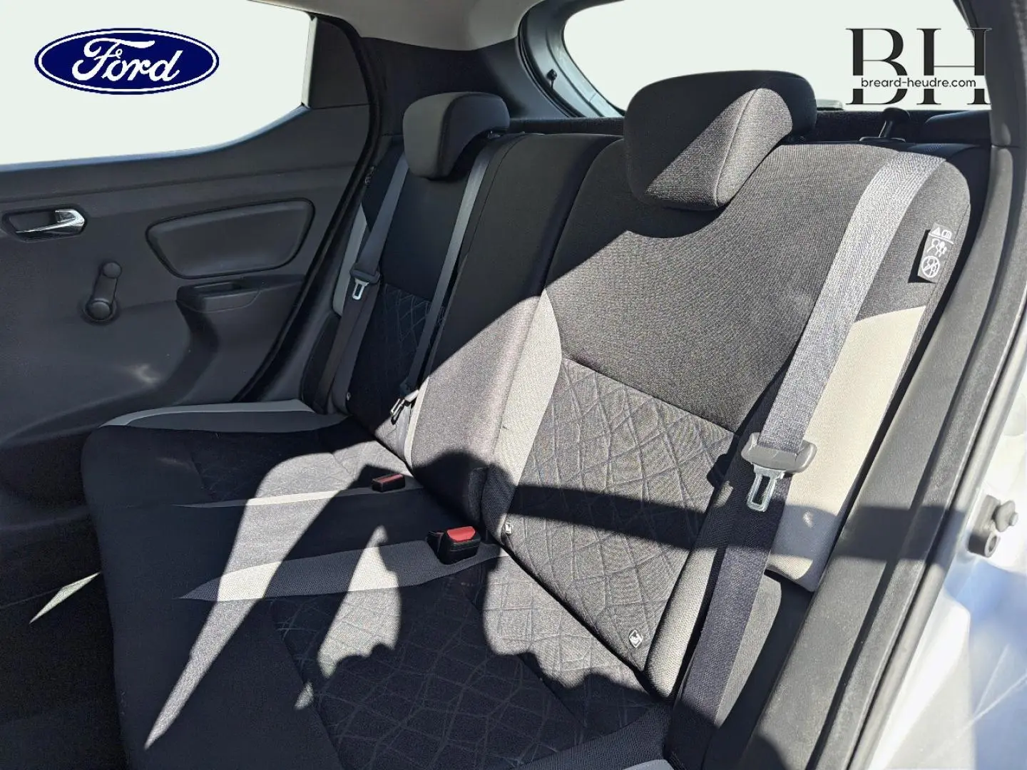 Vue intérieure de la banquette arrière grise et noire d'une Nissan Micra 2017, côté droit avec ceinture de sécurité visible.