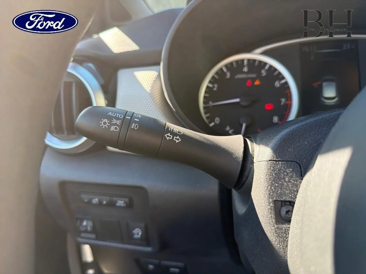 Gros plan sur la commande des phares et clignotants côté gauche du volant d’une Nissan Micra essence 2017.