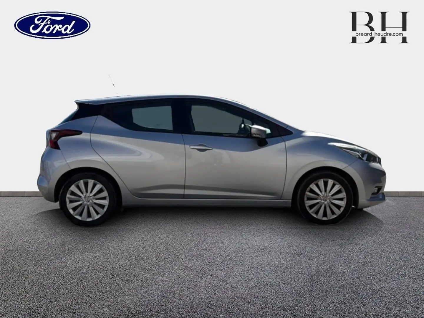 Profil droit d'une Nissan Micra 2017 gris clair avec jantes alliage et vitres teintées sur fond neutre.