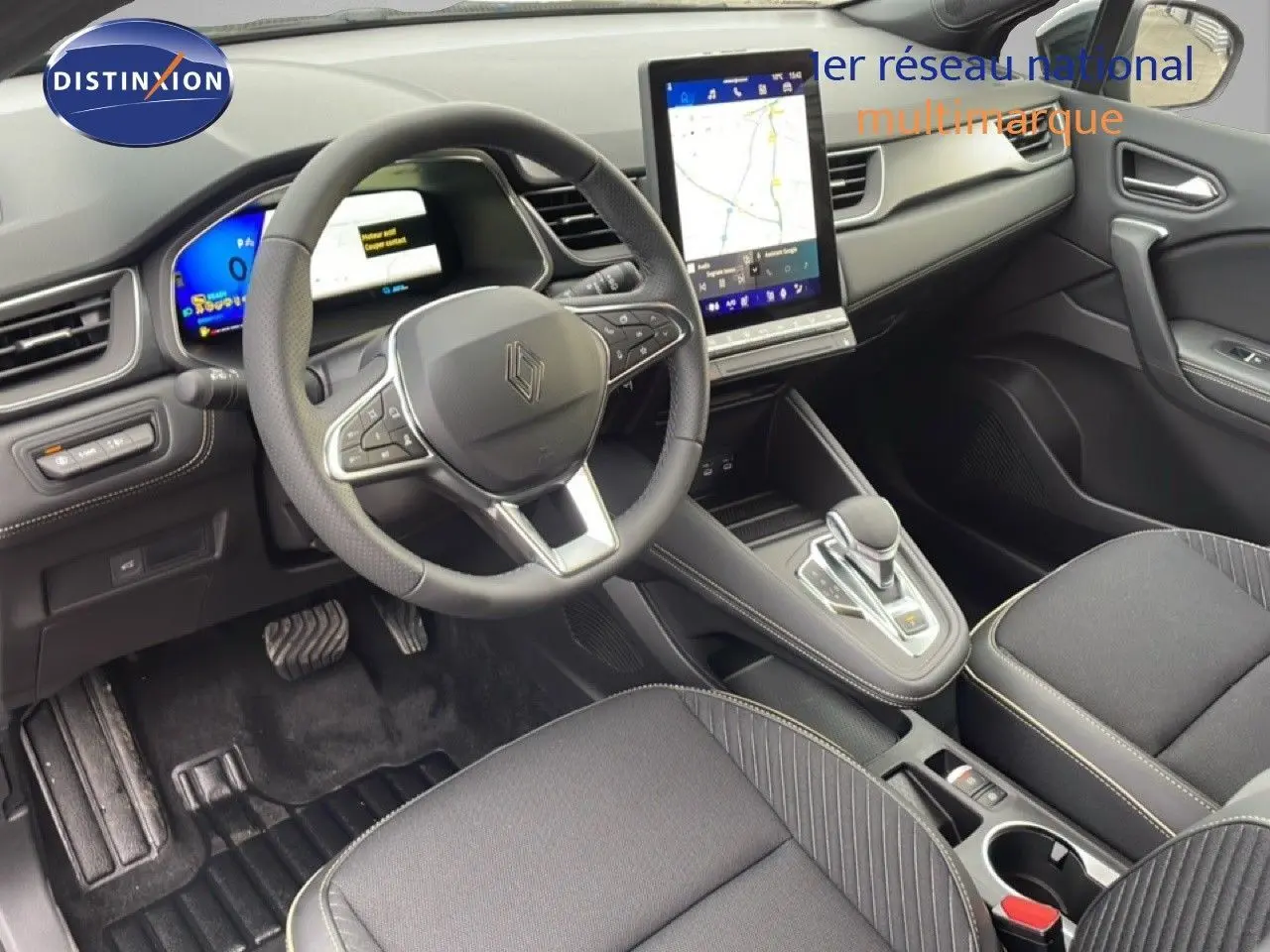 Intérieur noir du Renault Symbioz 2025 vu côté conducteur, avec volant multifonction et écran tactile vertical central.