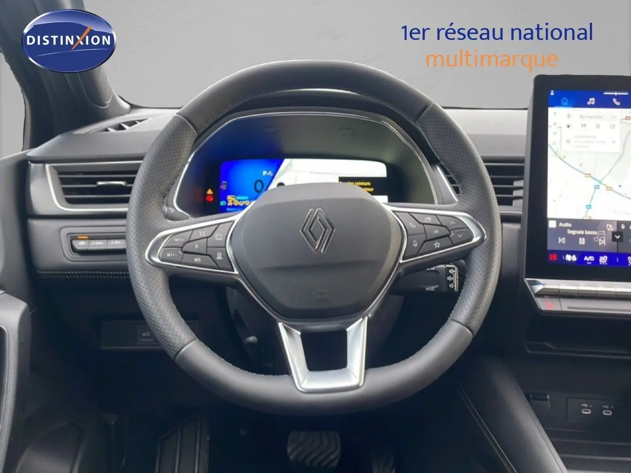Vue intérieure centrée sur le volant et le tableau de bord numérique du Renault Symbioz noir étoile métal 2025.