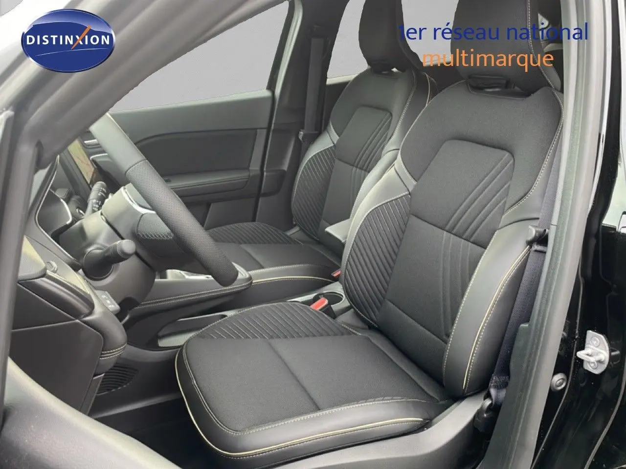 Intérieur noir étoile métal de la Renault Symbioz 2025, vue côté gauche sur les sièges avant en tissu et cuir.