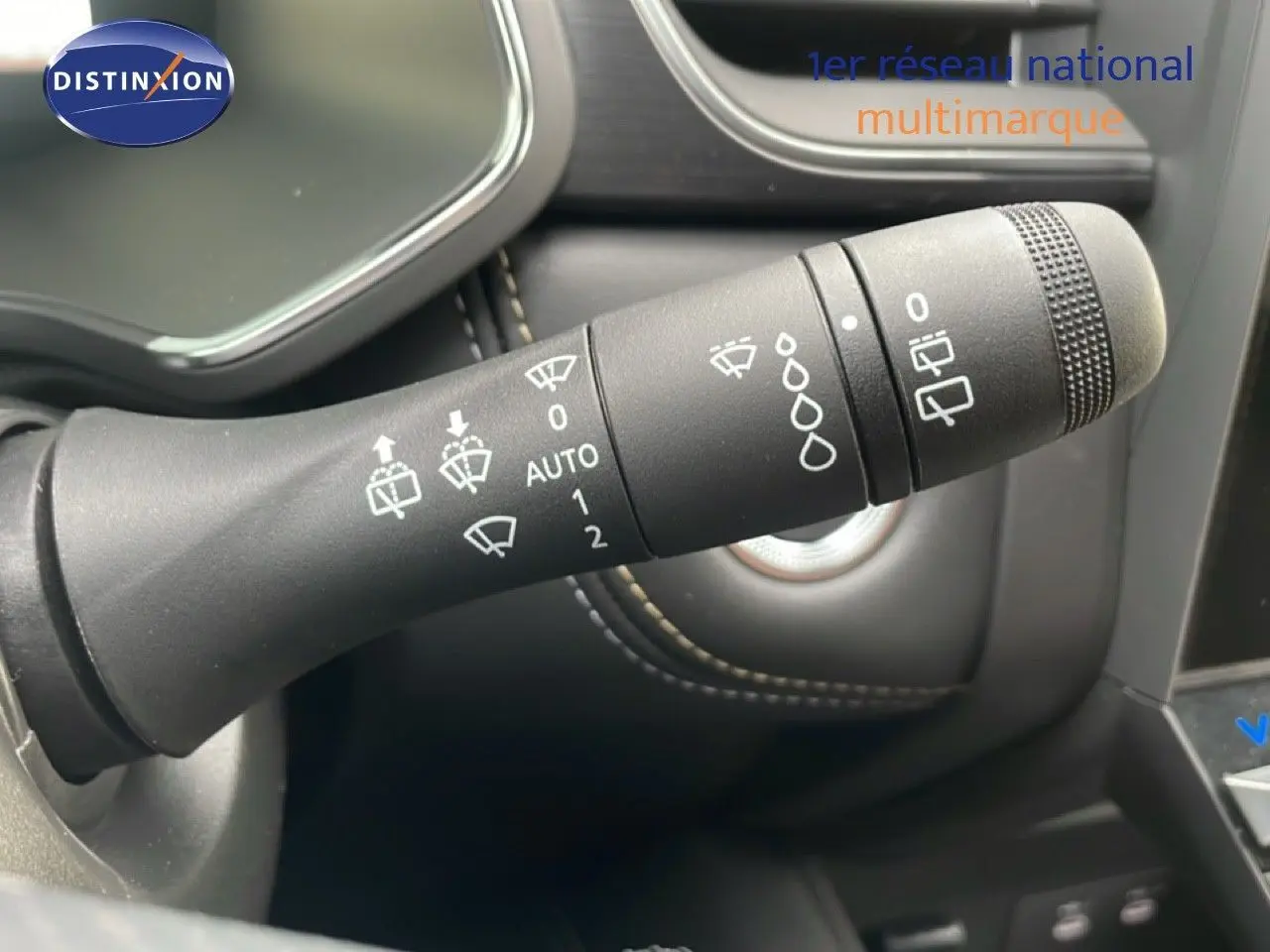 Gros plan sur la commande d’essuie-glaces noire dans l’habitacle du Renault Symbioz noir étoile métal 2025.